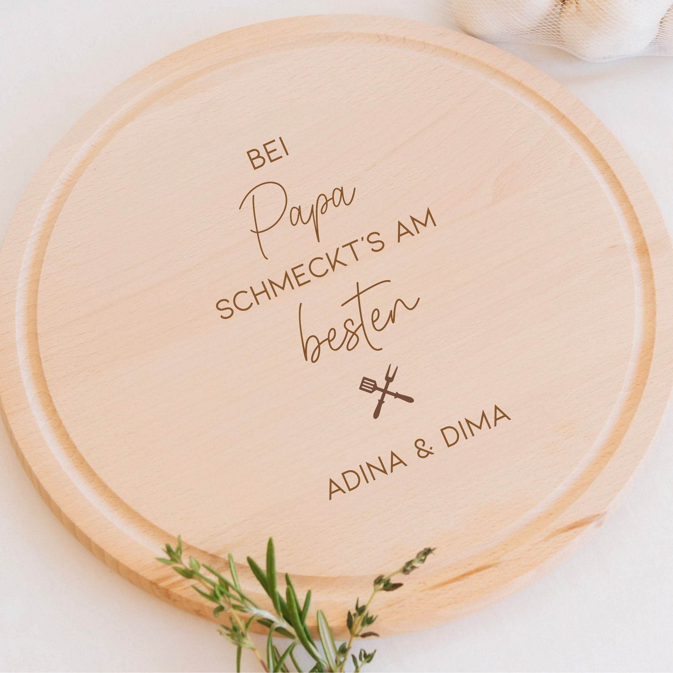 Rundes Holzbrett · Bei ... schmeckt's am besten