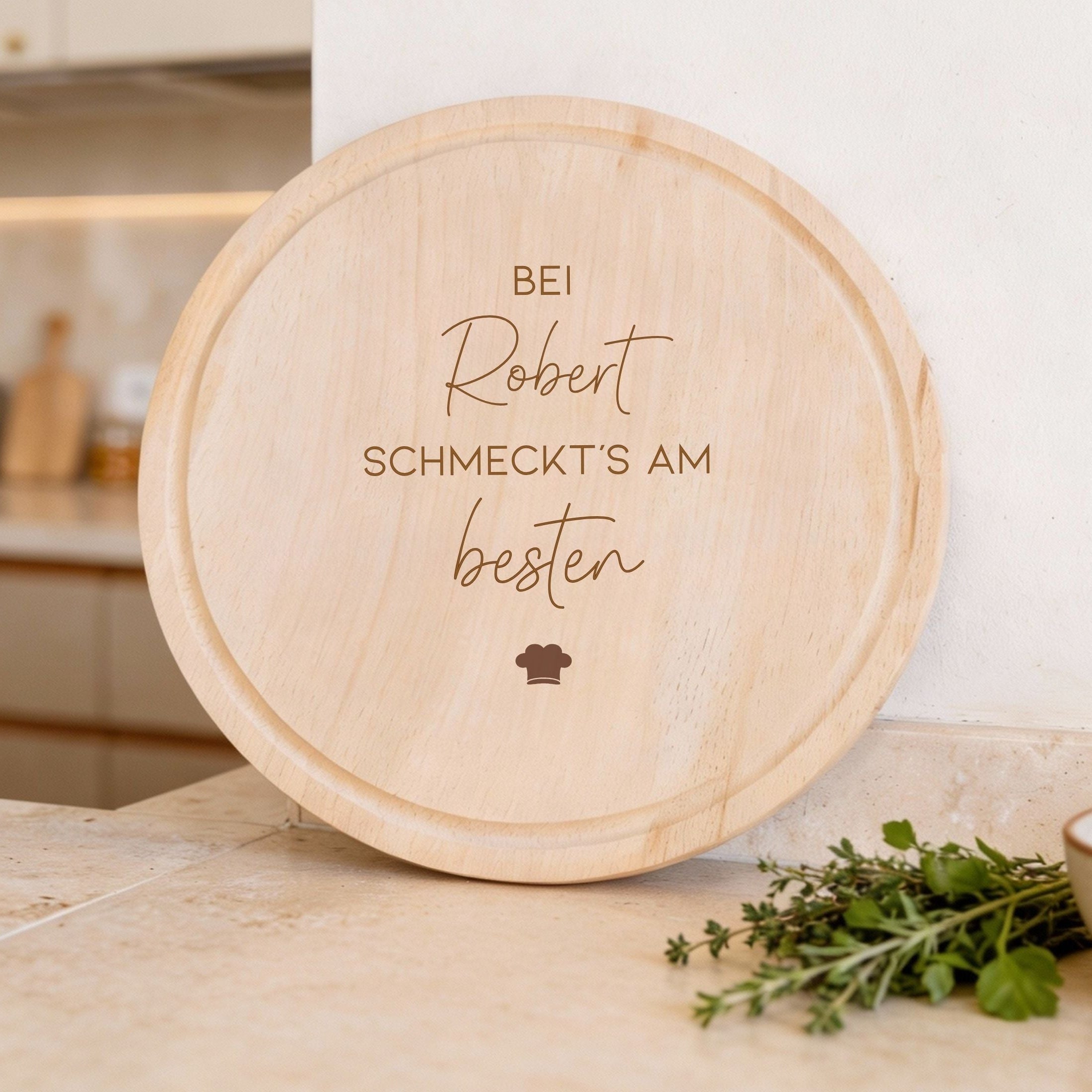 Rundes Holzbrett · Bei ... schmeckt's am besten