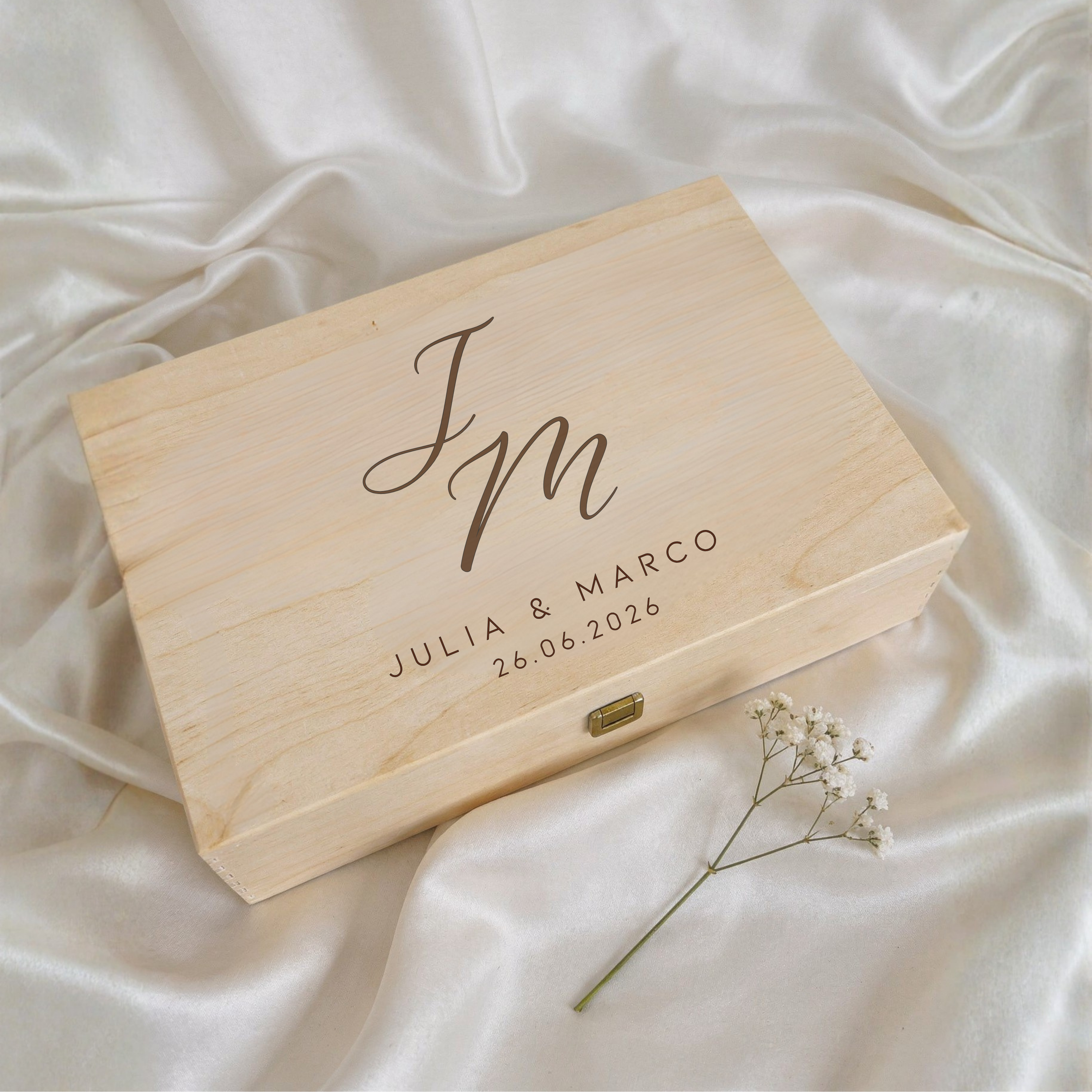 Erinnerungskiste · Initialen, Namen + Datum