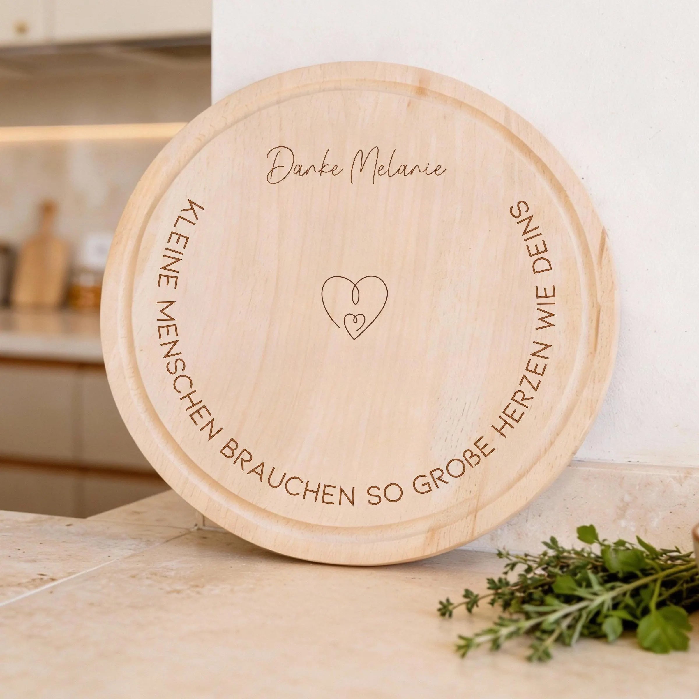 Rundes Holzbrett · Kleine Menschen